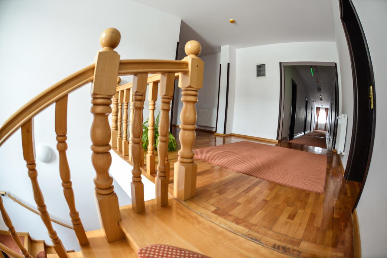 Hotel Posada Римніку-Вилча Екстер'єр фото