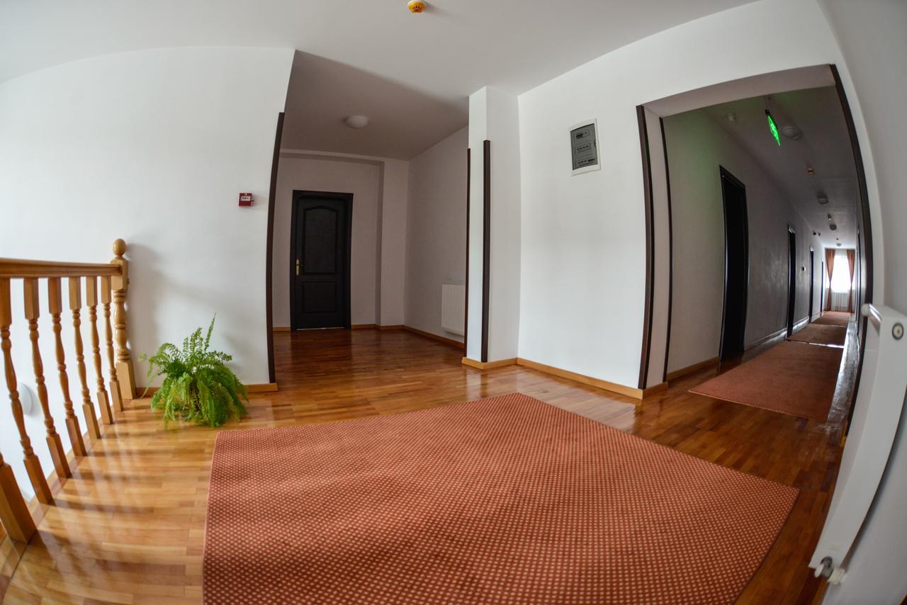 Hotel Posada Римніку-Вилча Екстер'єр фото