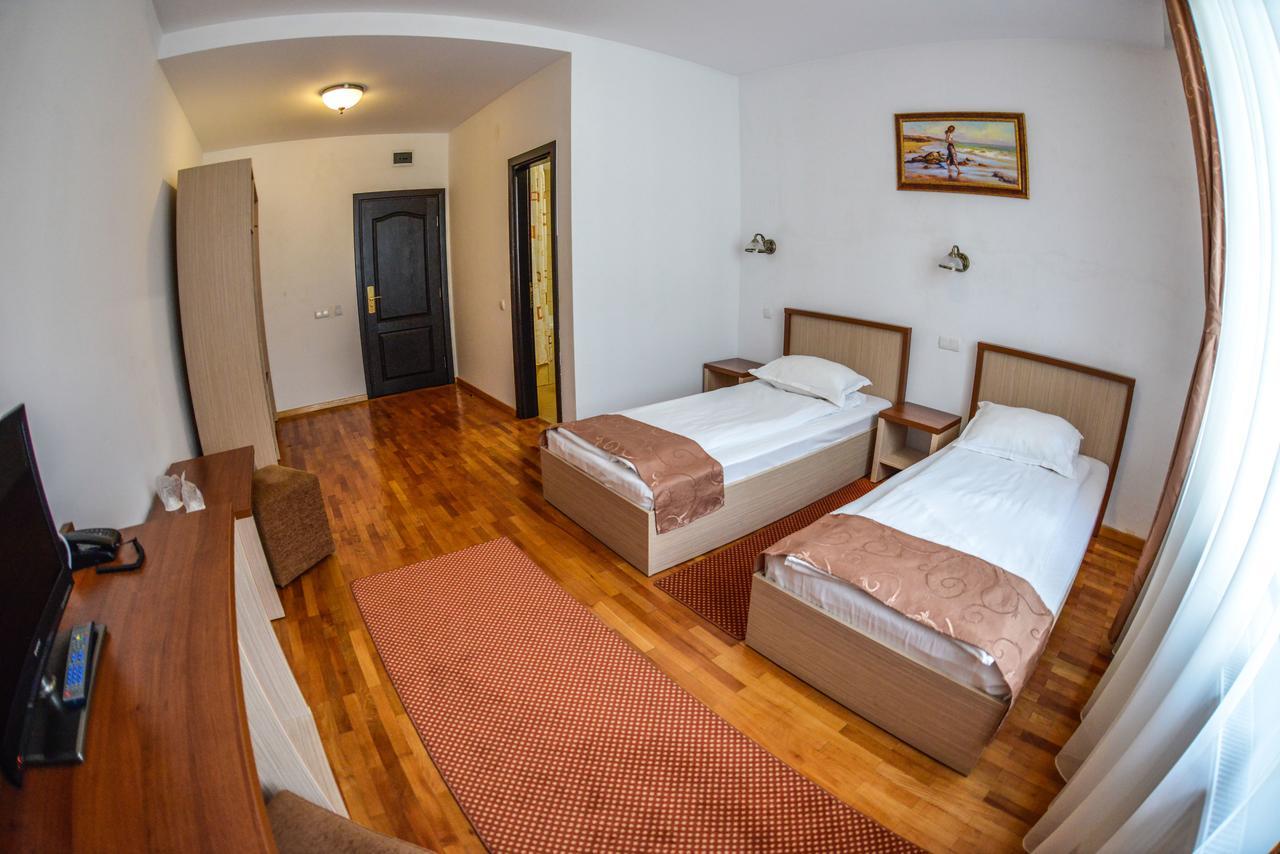 Hotel Posada Римніку-Вилча Екстер'єр фото