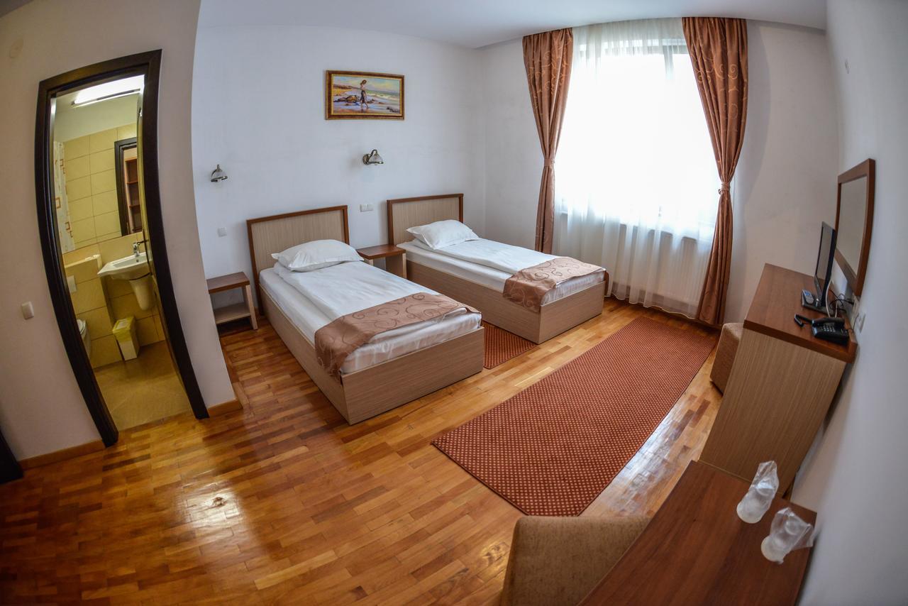 Hotel Posada Римніку-Вилча Екстер'єр фото